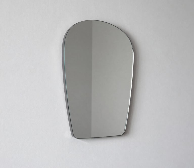 Miroir sur mesure aux formes organiques pour une adaptation parfaite au mur.