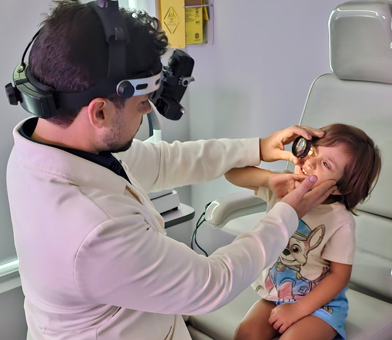 Dr Paolo Knopp realizando mapeamento de retina em criança