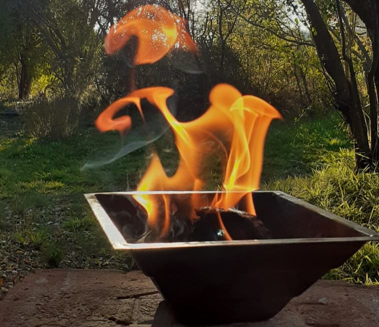 fuego sagrado agnihotra en piramide de cobre salida y puesta de sol vedas purificación de atmósfera