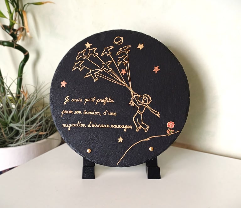 Plaque funéraire ronde en ardoise gravure or et couleurs, oiseau, ciel , étoile, petit prince