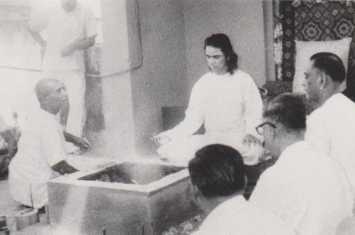Shri Babaji al dhuni con devoti