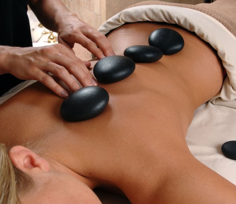 Stone massage rilassante con pietre calde a Riccione centro estetico Estetica Membelai