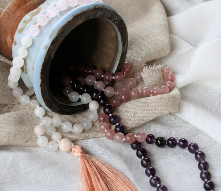 piedras en una maceta color negro rosa y blancas