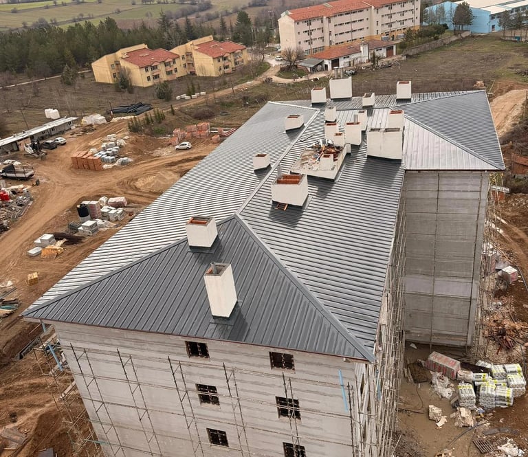 Seferihisar Tepecik Mahallesi site içi modern çatı tamiri ve membran izolasyon uygulaması.