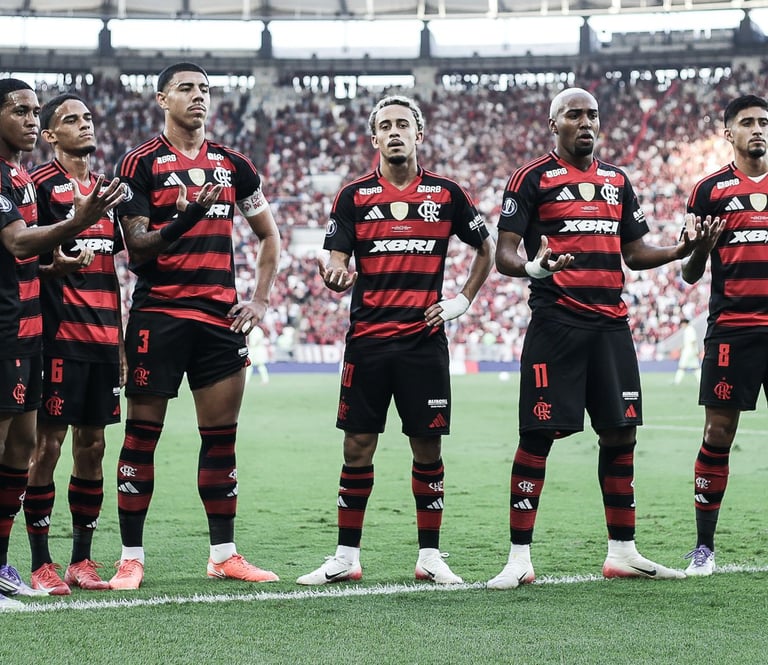 Time sub-20 do Flamengo comemorando primeiro gol contra o Barcelona.