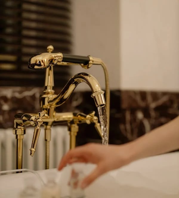 eau qui coule d'un robinet en laiton