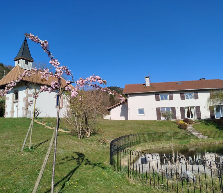 Etang avec la chapelle et la maison