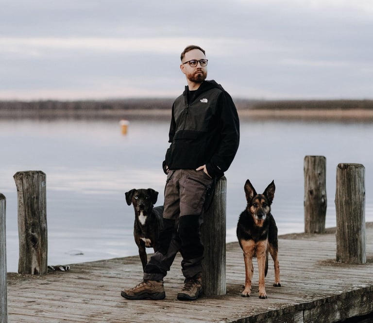 Basti Matern mit seinen 2 Hunden am Steg