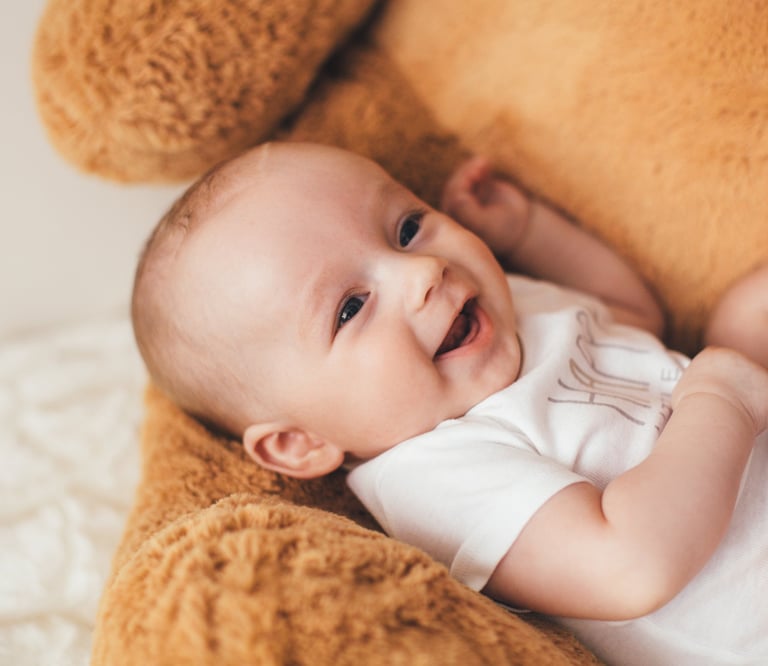 Bebê sorrindo, mostrando que a terapia floral é segura para todas as idades.