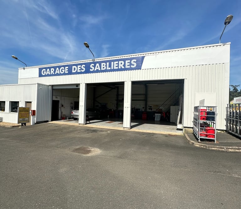 Entrée de l'atelier de réparation et d'entretien  du Garage des Sablières à Niort