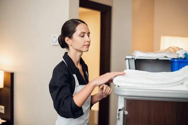 Una mujer en una habitación de hotel con una toalla.