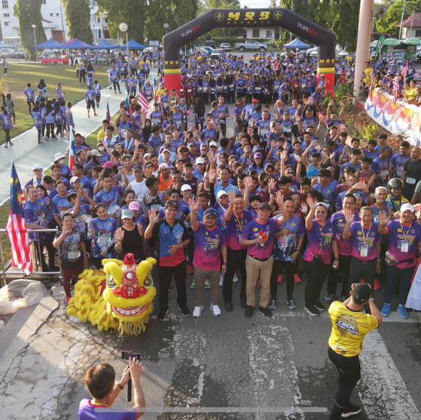 A group photo of LIONS Tuaran Fun Run & Ride wearing race packs, jersey, and medal by MRB Apparel