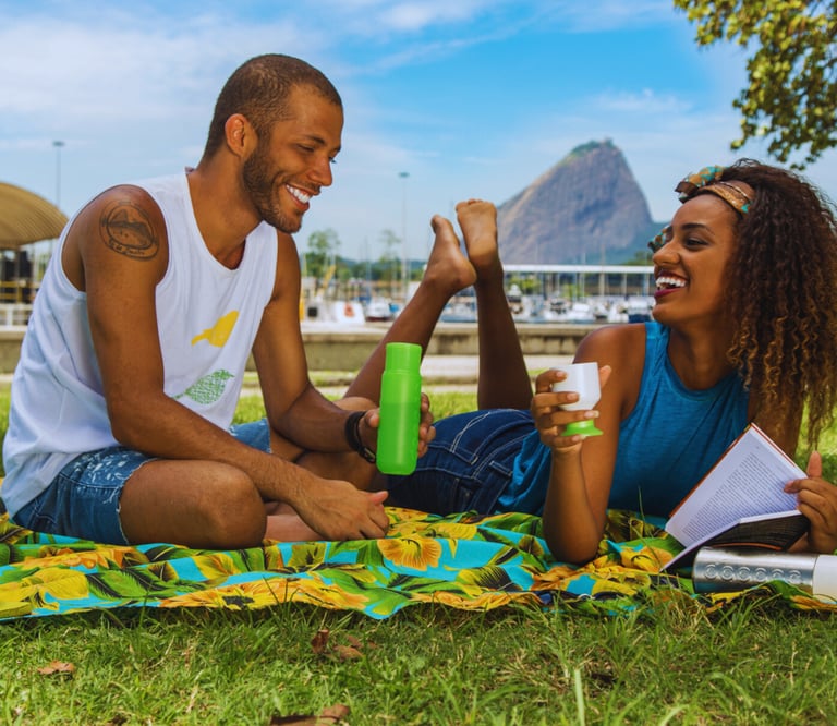 Casal vestindo Moda Ecológica da CicloAmbiental em campanha da DOPPER