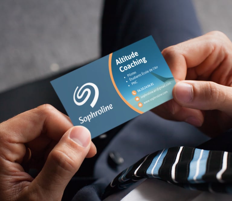 Personne tenant une carte professionnelle de coach bien-être pour pilotes en aéronautique.