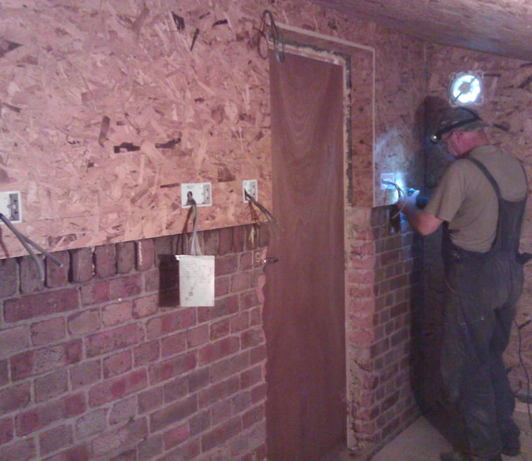 Electrician cu experienta monteaza prize si intrerupatoare la o casa particulara