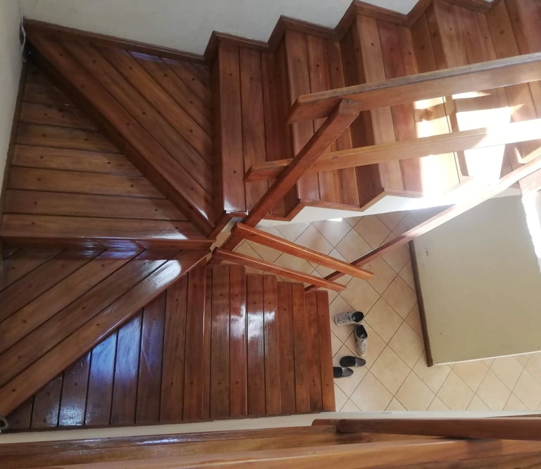 Pulido y Lacado de Piso gradas renovación de tus espacios con serviacabados
