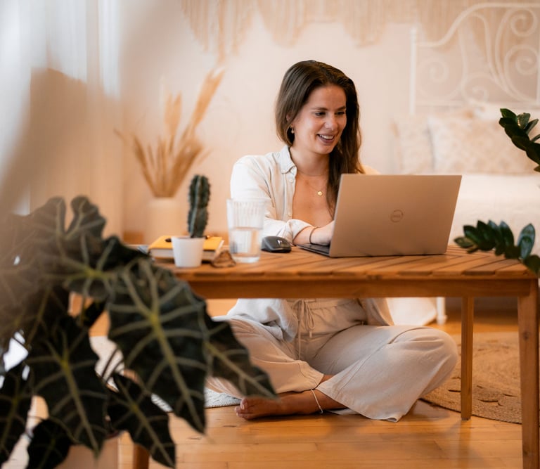 Frau arbeitet als Stressmanagement Beraterin und unterstützt die mentale Gesundheit