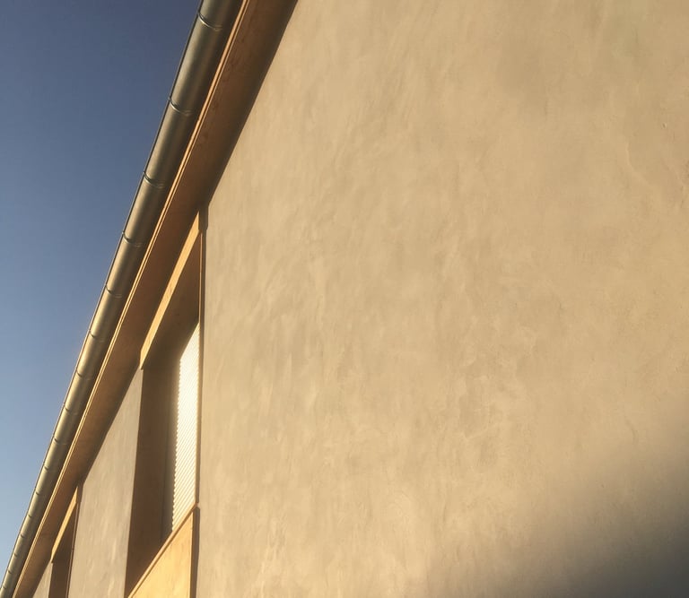 enduit à lachaux et au plâtre en extérieur