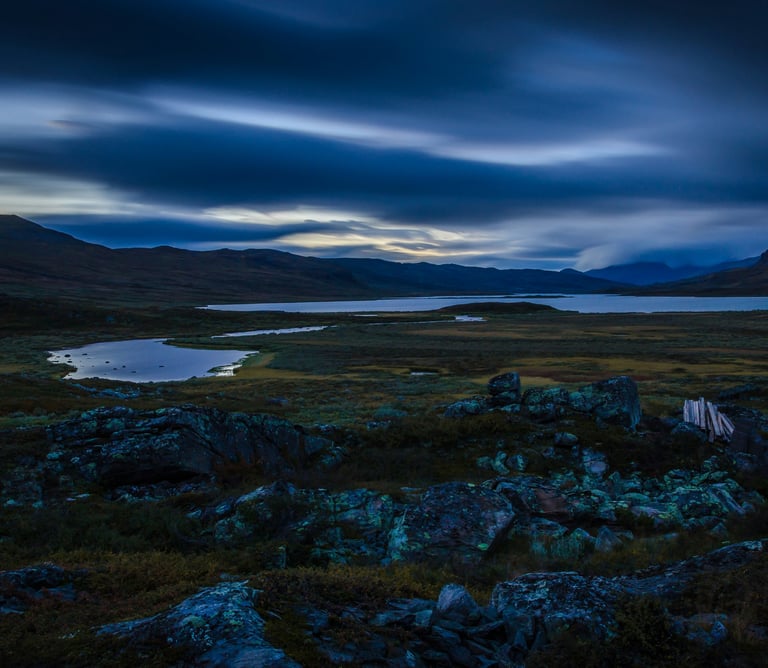 Surowy krajobraz Laponii w Parku Narodowym Abisko, Szwecja.