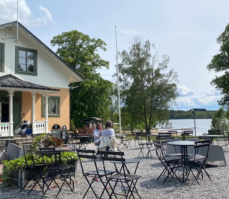 Letnia codzienność Sztokholmu – kawiarnia nad wodą, cisza i zwykły rytm życia mieszkańców.