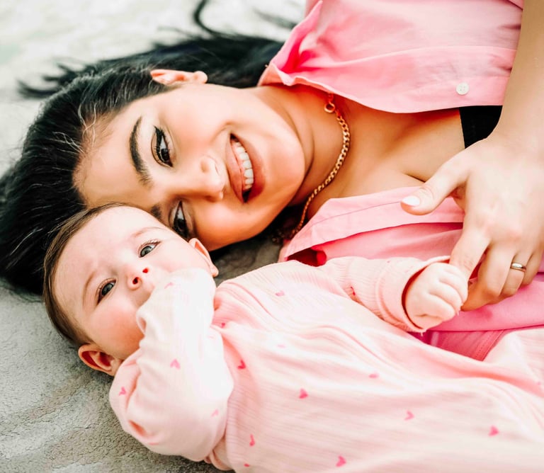 Mother and baby cuddling on bed – Fred Art Studio lifestyle session