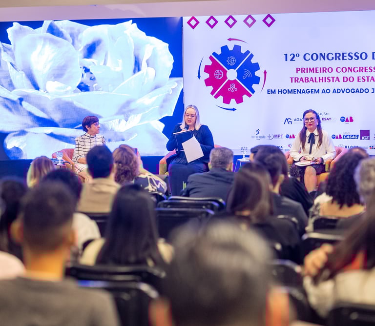 uma mulher em uma sala de conferências dando palestra