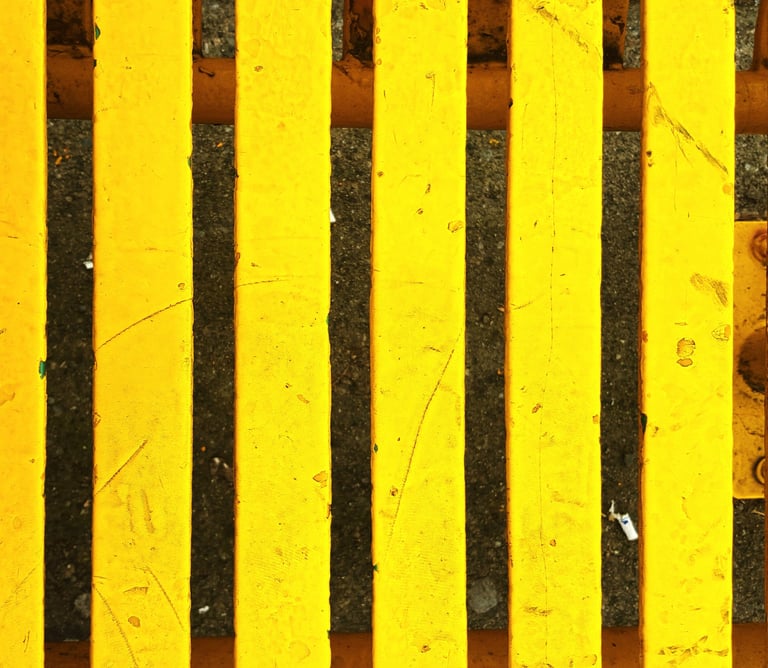 clôture en bois jaune 