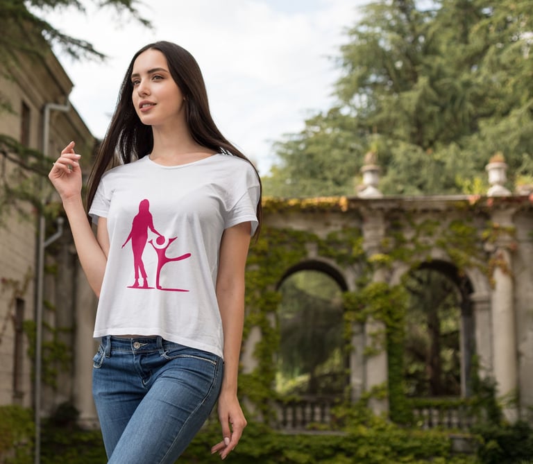 CHICA CON CAMISETA ESTAMPADA, MODELANDO