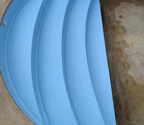Escalier acrylique bleu rénové par Aquaref Piscine en Nouvelle Aquitaine