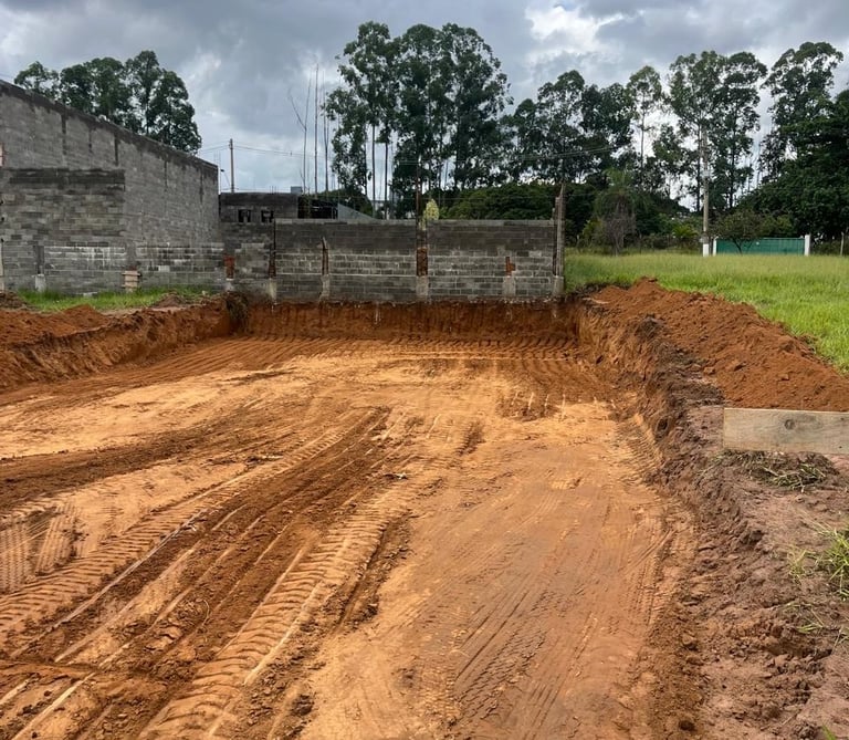 Máquina retroescavadeira removendo entulho em obra na região de Rio Claro SP.