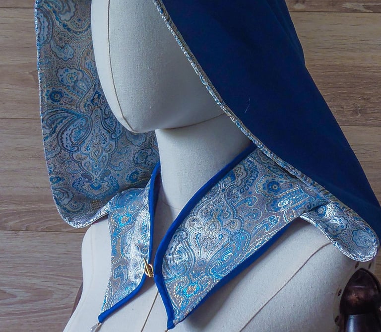 capuche bleue aux motifs royaux créée de façon artisanale