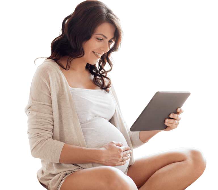 Gestante sentada segurando um tablet