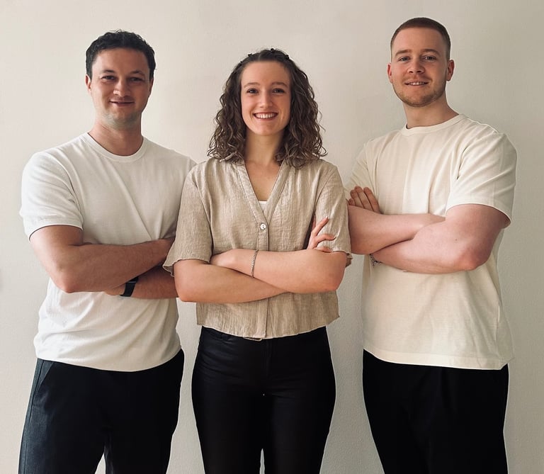 FRAMA Teamfoto – Johannes, Eva und Linus vor weißem Hintergrund