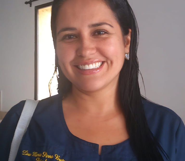 psicologa profesional sonriendo con su ropa de trabajo