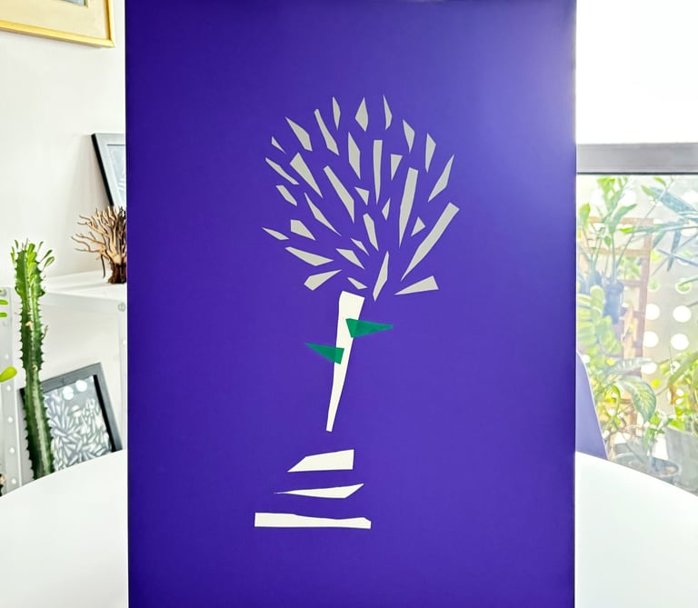 arte de fitas adesivas prata, branca e verde sobre papel roxo.