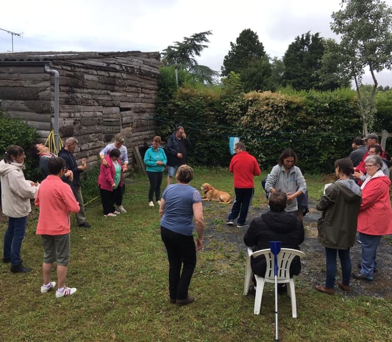Michal Bleibtreu anime une séance de Qi Gong avec un groupe en situation de handicap