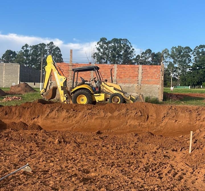 NLA Terraplanagem realizando nivelamento de terreno para construção civil.