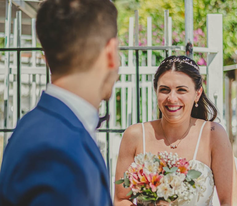 Novio viendo a la novia fotografia de casamientos