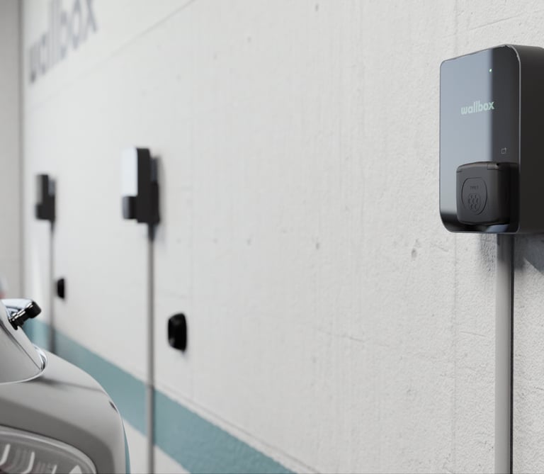 Tarpusavyje komunikuojanti elektromobilio įkrovimo stotelė, kuri pasidalina galią su kita stotele