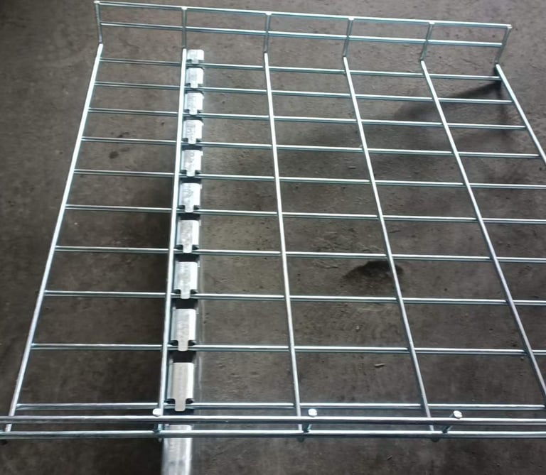 una bandeja de cables de malla de alambre soportada por un soporte metálico