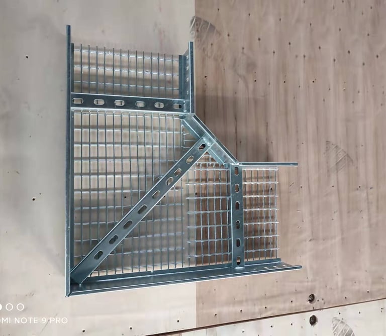 Un codo de escalera de cable con diseño de malla de alambre.