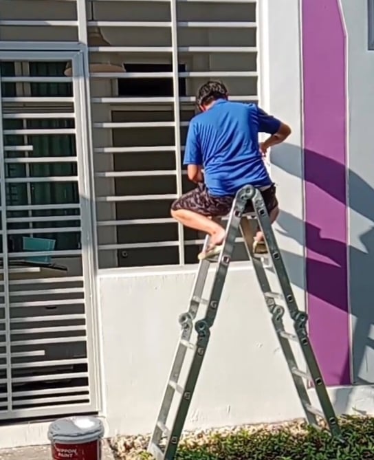 A handyman do exterior painting