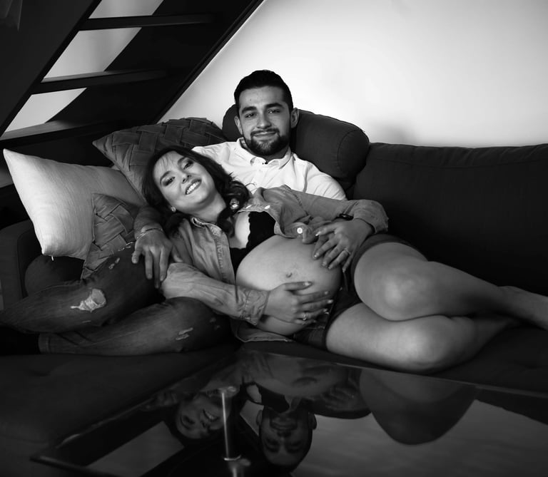 couple étendu sur le canapé pour une photo de grossesse