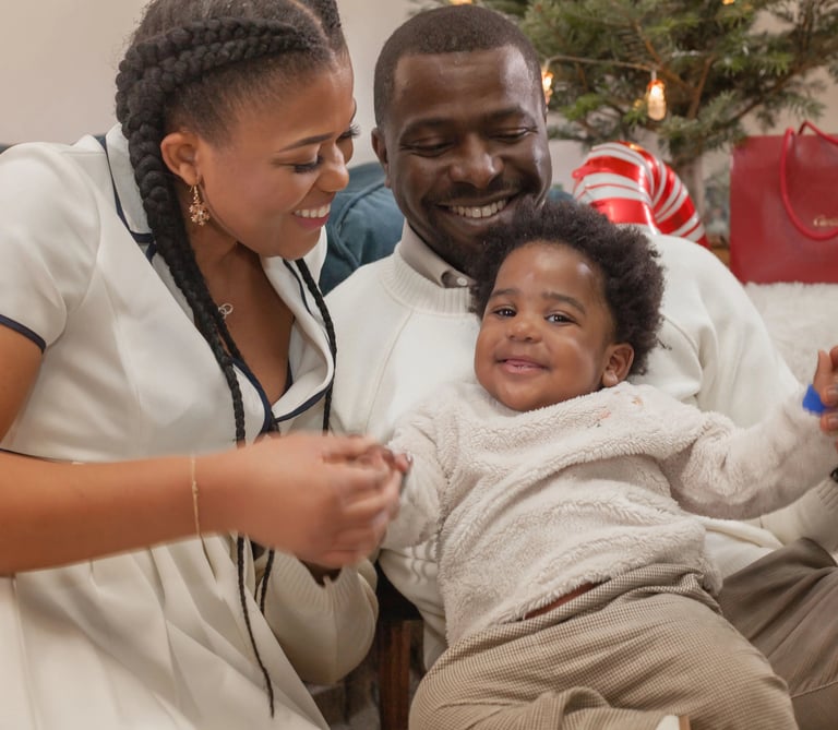 photo de jeune couple black avec l'enfant