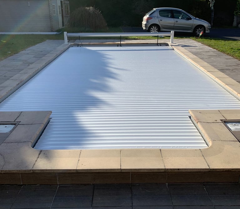 Volet de couverture hors sol installé sur une piscine