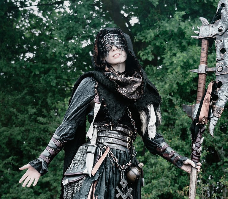 Capuche unique aux teintes de marron rouille et cuivre sur une femme en tenue fantasy