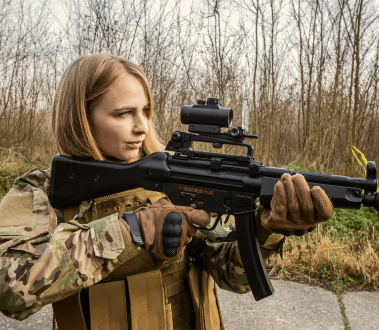 Ekstremali mergvakario pramoga: airsoft/paintball karinės pramogos. Žygiai merginoms.