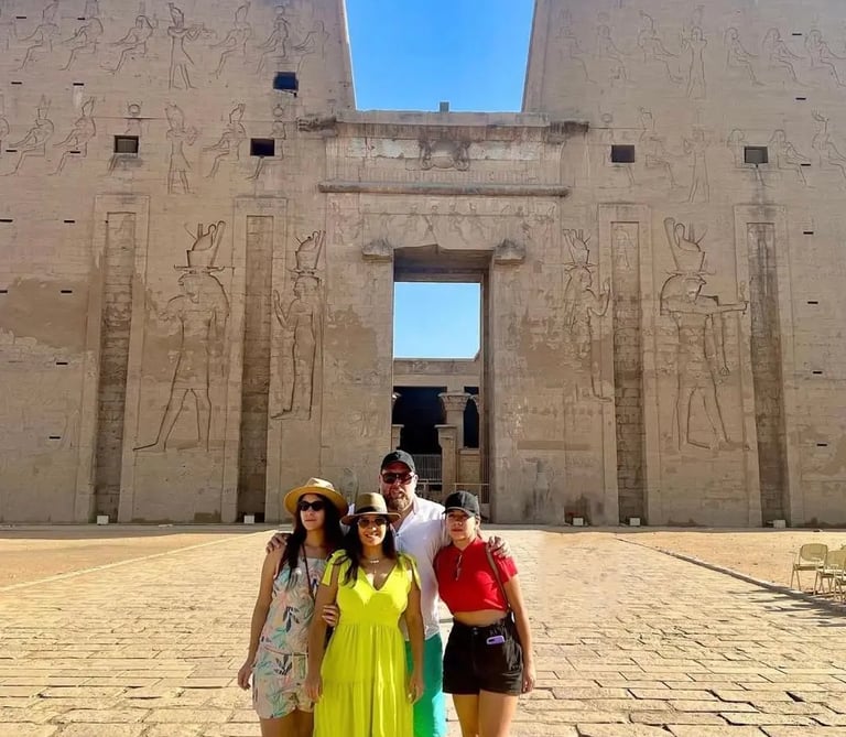 grupo de turistas viajando a egipto con el guia hadi salah ,en el templo de edfu durante el crucero por el nilo , viajaegipto
