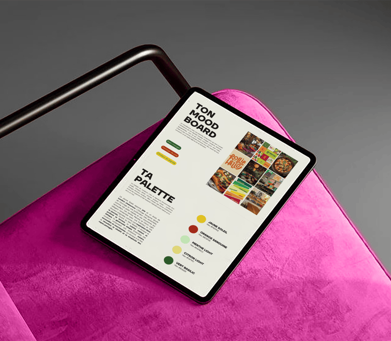 IPad présentant les pages "Ton Moodboard" et "Ta Palette" du Brand Starter
