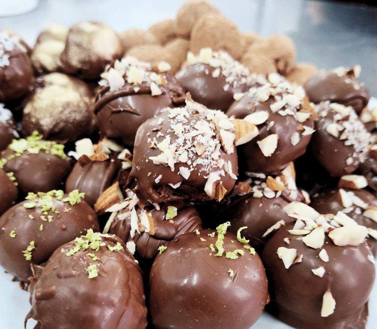 Proceso de elaboración artesanal de trufas de chocolate – Fioratto Chocolate